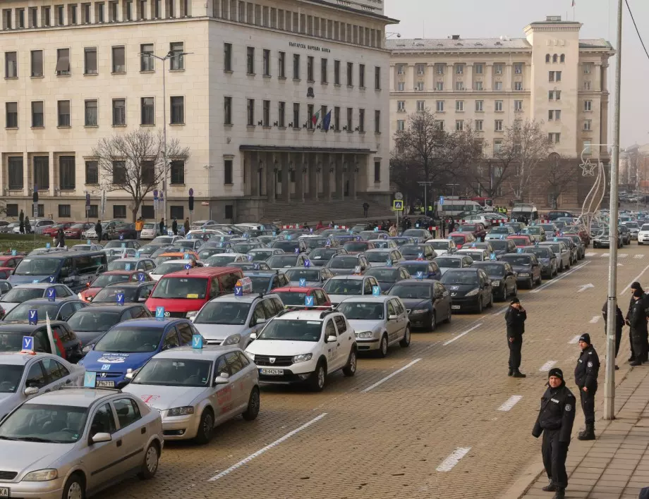Автоинструктори блокираха "Цар Освободител", а министри отстъпиха от позиции (СНИМКИ) 