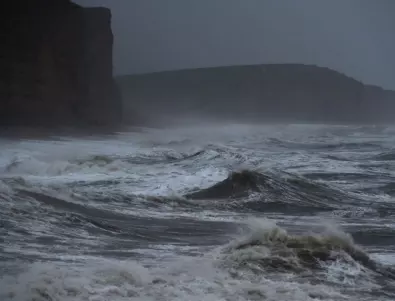 Сали достигна бреговете на Америка като ураган от категория 2