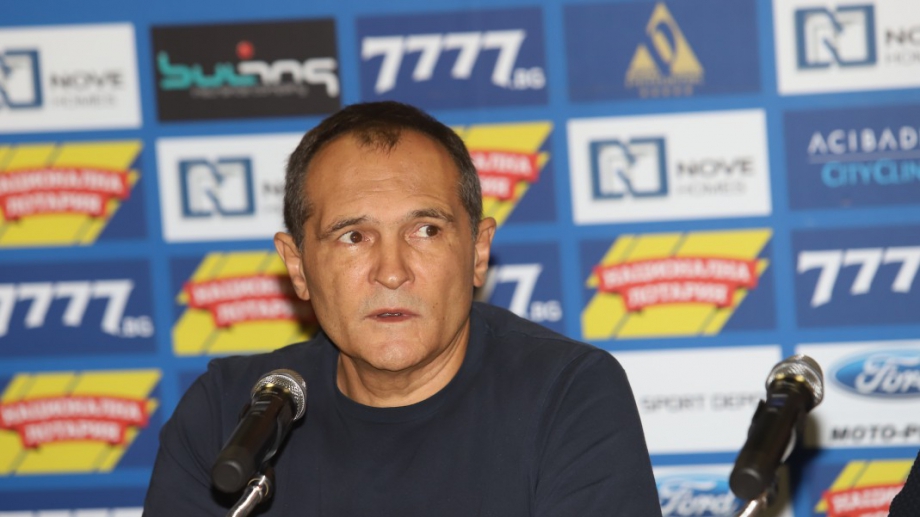 Васил Божков дава Левски на Бойко Борисов