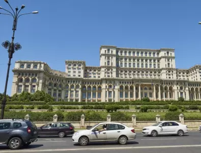 Протест срещу нови фискални мерки: Румънски бизнесмен ще тича 14 часа около сградата на правителството  