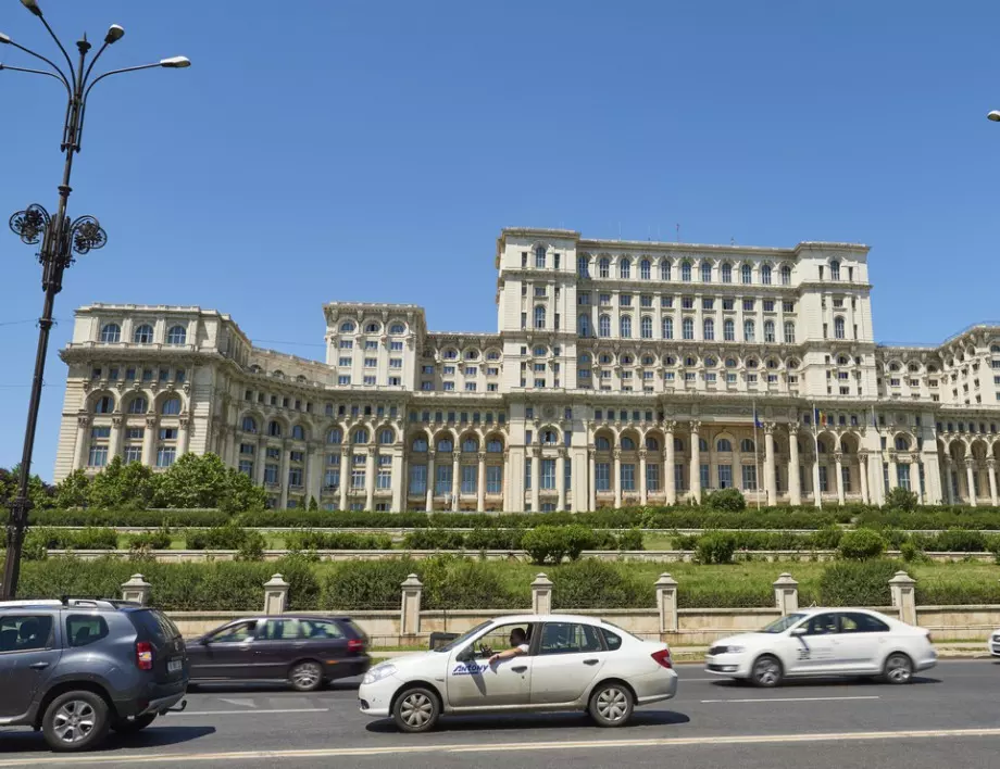 Протест срещу нови фискални мерки: Румънски бизнесмен ще тича 14 часа около сградата на правителството  