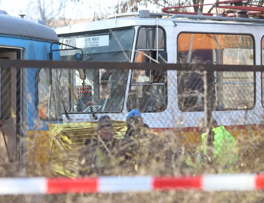 Автобус и трамвай се удариха в София, има пострадали