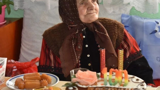 100-годишната баба Пасина пере на ръка и мете пред дома си всеки ден