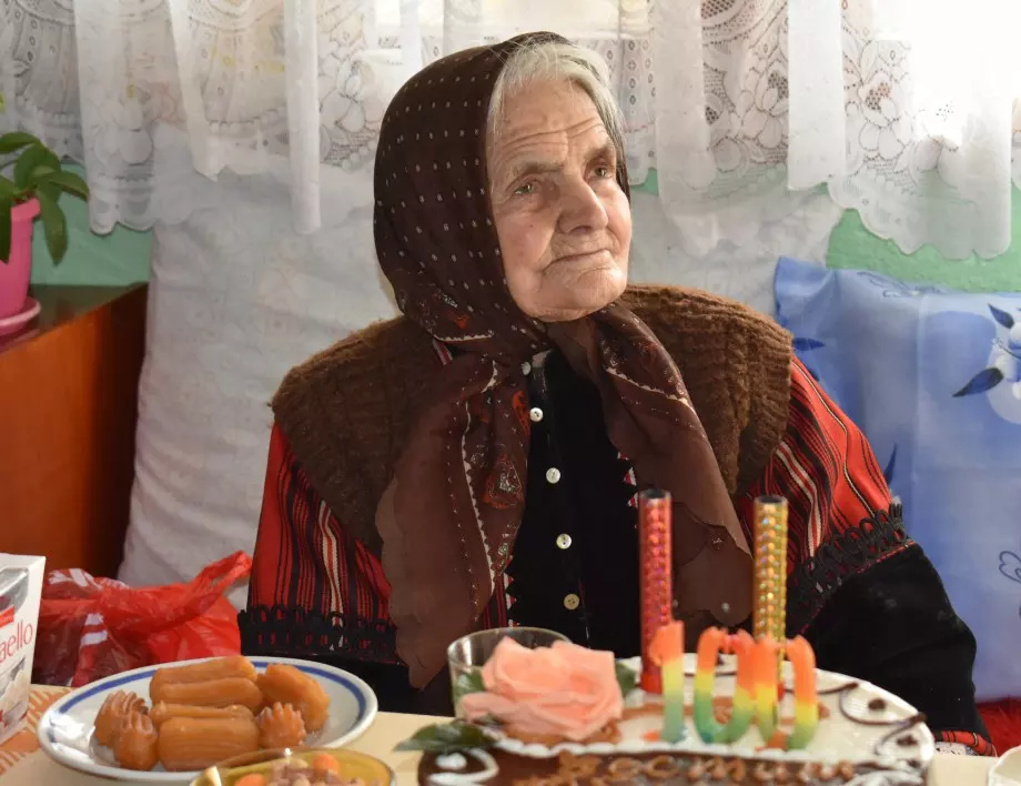 100-годишната баба Пасина пере на ръка и мете пред дома си всеки ден