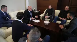 {{ otherArticle[0].article.title }}