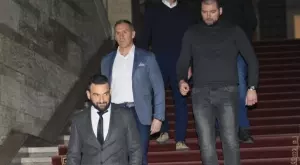 {{ otherArticle[0].article.title }}