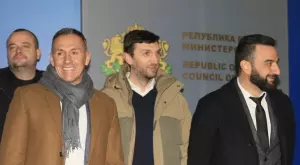 {{ otherArticle[0].article.title }}