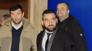 {{ otherArticle[0].article.title }}