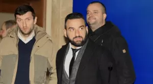 {{ otherArticle[0].article.title }}