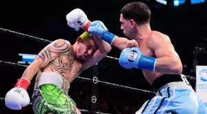 СНИМКА: Украински боксьор ухапа съперника си по време на боя