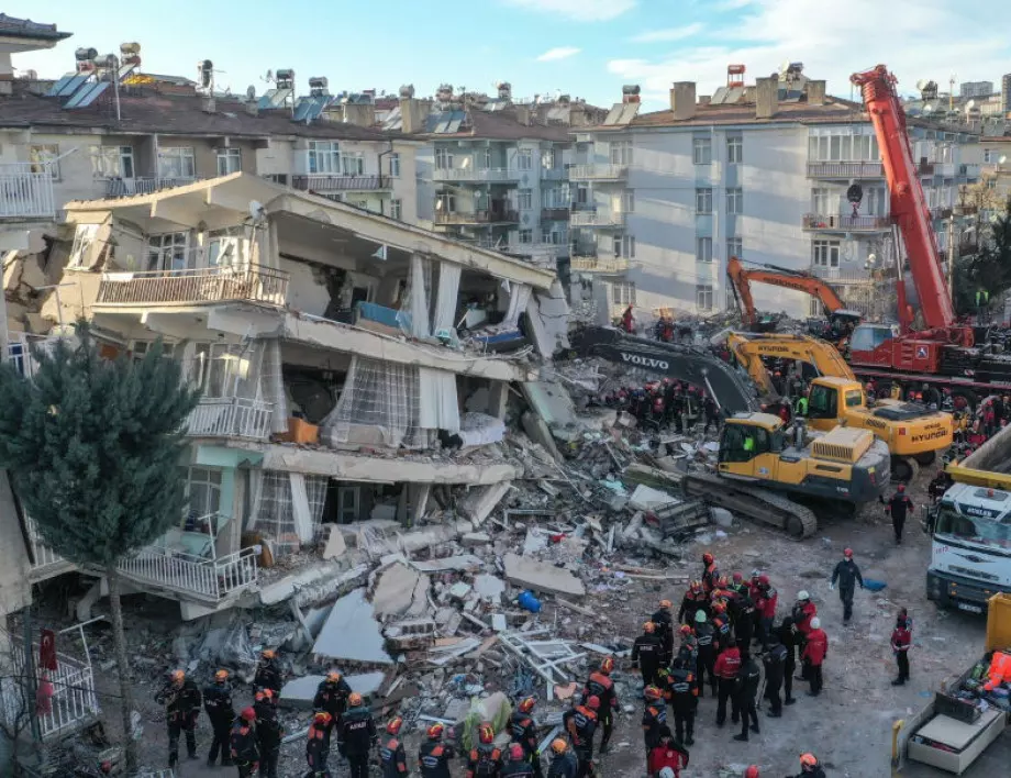 Спасиха по чудо мъж след 26 часа под развалините в Измир
