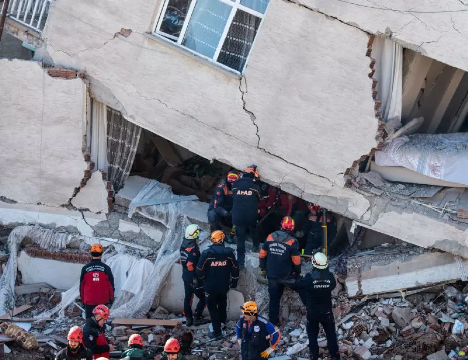 Жертви и разрушения след земетресение в Измир (ВИДЕО)