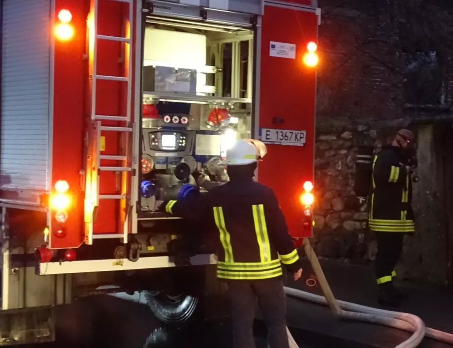 Спасиха двама души от горящ апартамент в Пловдив