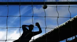 Шотландски клуб решава съдбата на вратар с допитване до феновете