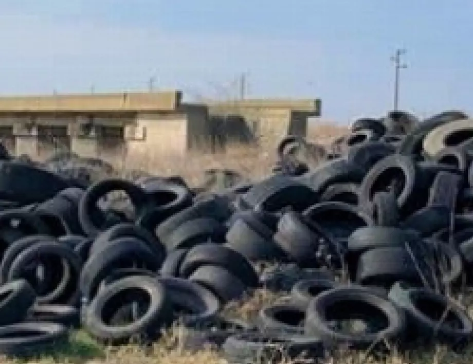 Откриха незаконно сметище от стари гуми и строителни отпадъци край Варна