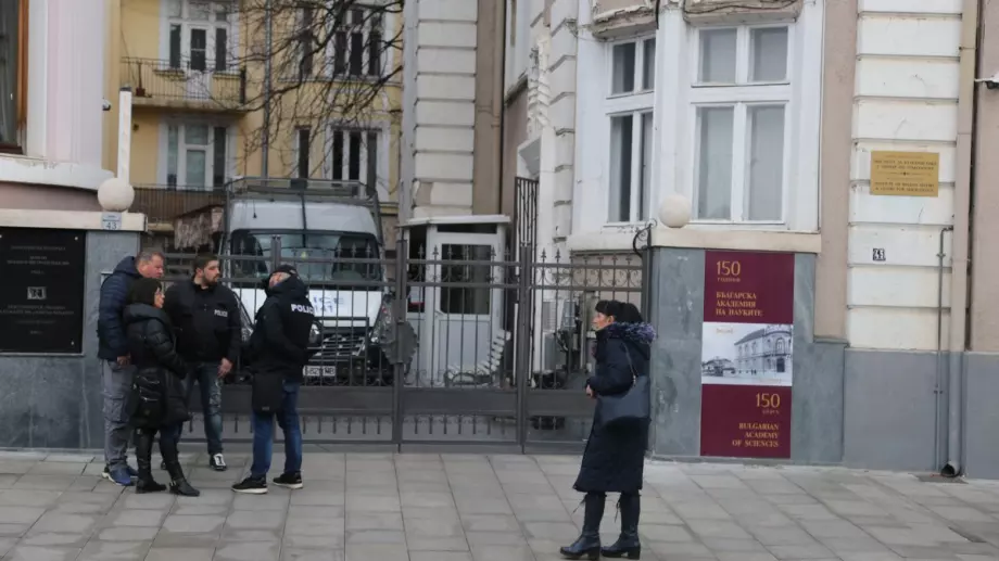 Полиция и прокуратура нахлуха в централата на фирмата на Васил Божков