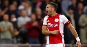 Капитанът на Аякс не сдържа нервите си и нападна 19-годишен съотборник по време на мач (ВИДЕО)