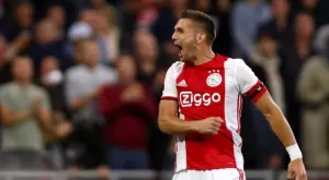 Феновете на ПСВ замериха с монети Душан Тадич (ВИДЕО)