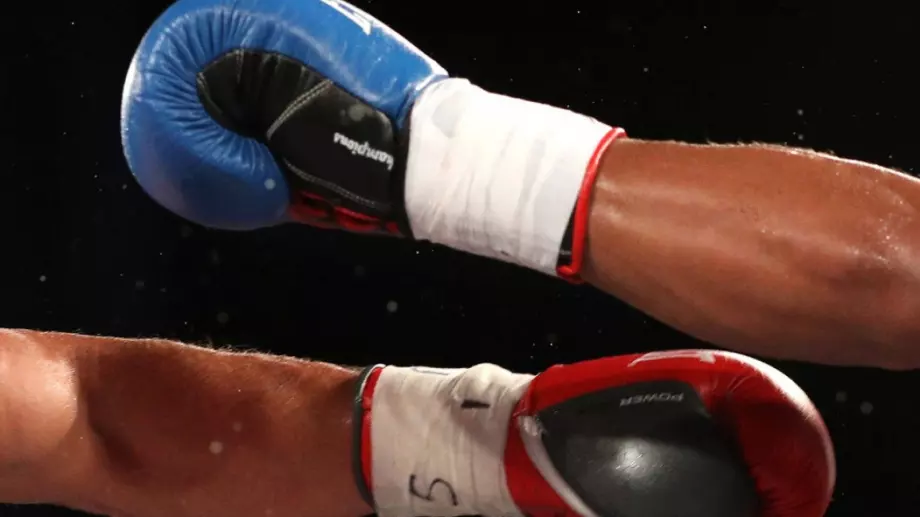 ВИДЕО: 200-килограмов боксьор беше нокаутиран във II-ри рунд