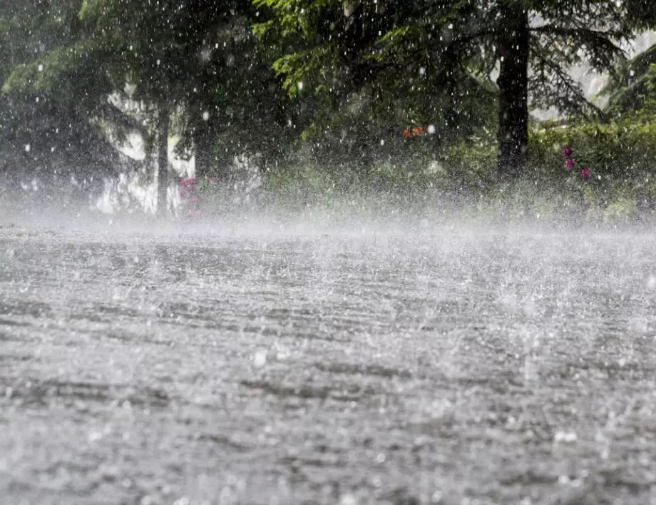 Екипи на "НЕЛСЕН" отводняват Русе след проливния дъжд