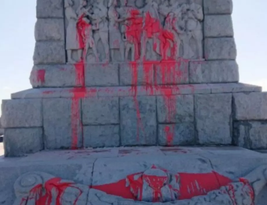   Заляха паметника на Альоша с червена боя