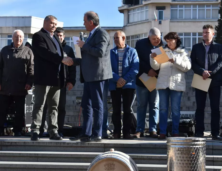 Вино потече от чешма в Асеновград, отличиха и най-добрия винар в града (СНИМКИ)