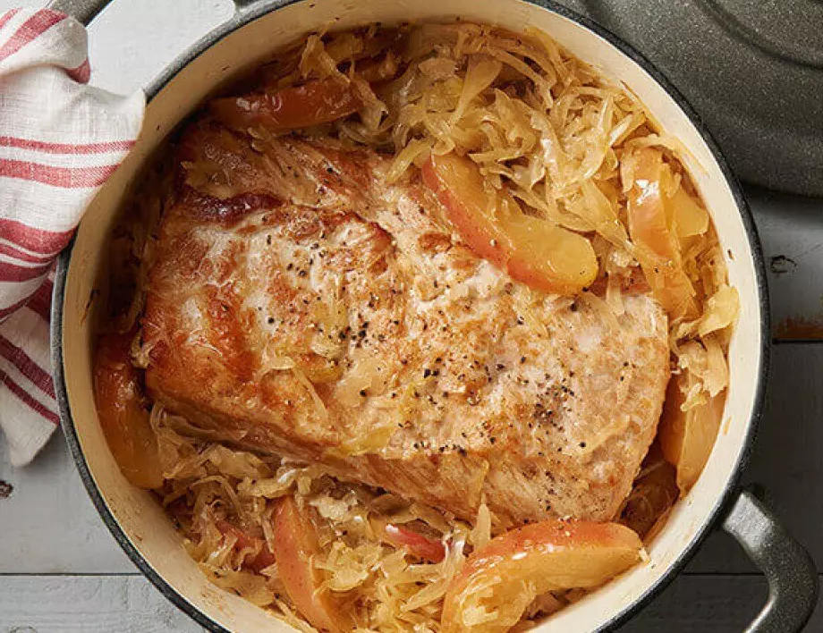 Рецепта на деня: Свинско с кисело зеле и ябълка