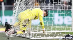 Изумително: Гол от центъра между краката на вратаря в Англия (ВИДЕО)