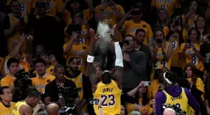Силни емоции и неудържими сълзи в първия мач на Лейкърс след смъртта на Коби (ВИДЕО+СНИМКИ)