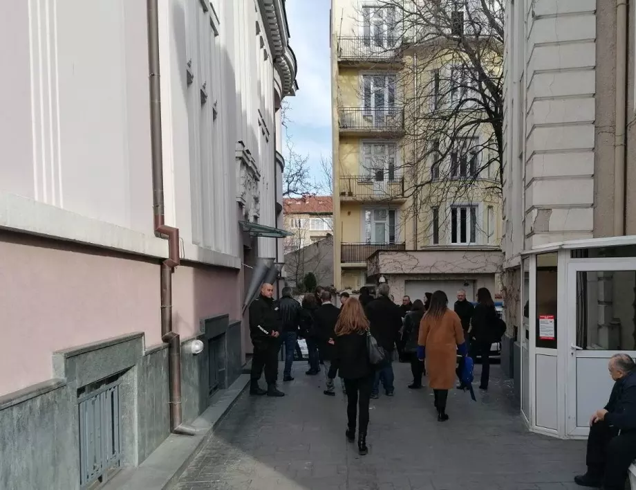 Продължават изземванията от офисите на Божков, Фондация "Тракия" с протестно писмо и снимки (ВИДЕО)