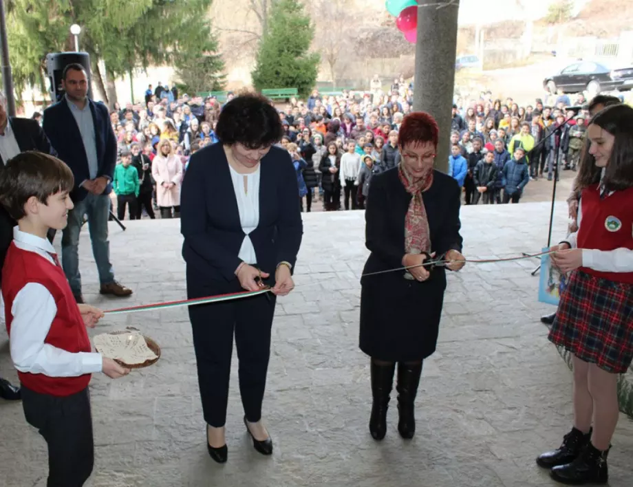 Зам.-министър и кмет прерязаха лентата на обновено училище
