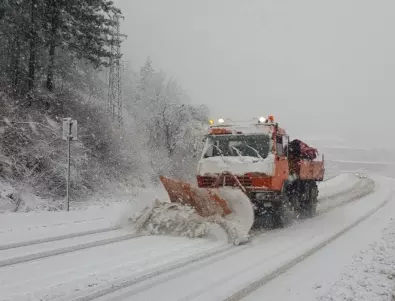 Затворени пътища и селища без ток заради снега