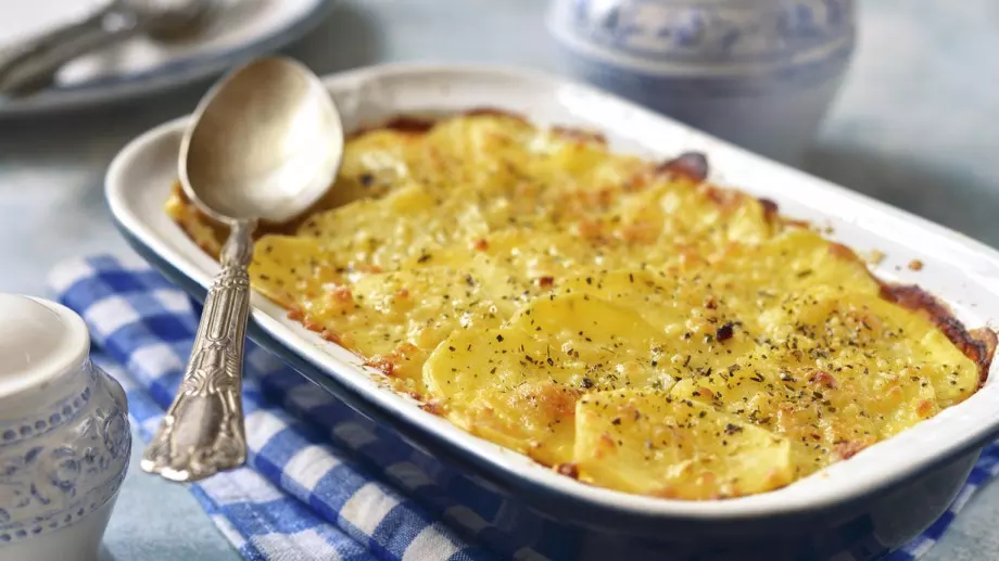 Огретен с картофи, шунка и кисели краставички: Чудесна вечеря
