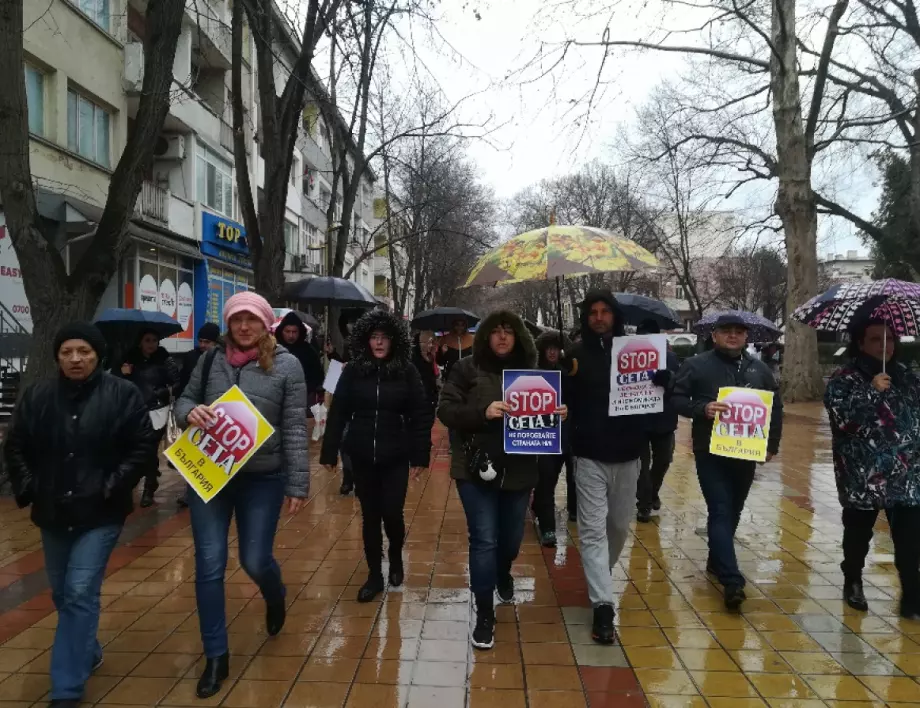 Протестиращи срещу СЕТА окичиха офиса на ГЕРБ в Добрич с плакати