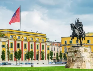 Съпругата на албанския президент бе глобена - не носела маска 