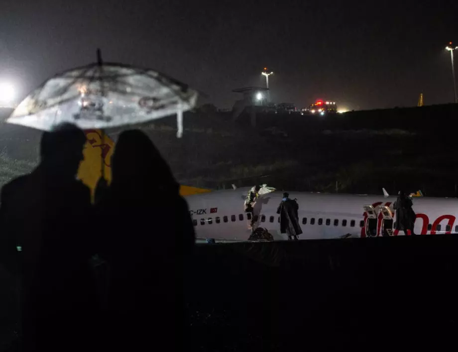 Най-малко 14 са загиналите в самолетната катастрофа в Индия