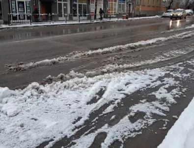 Над 80 см сняг в Асеновградско, пътищата се почистват