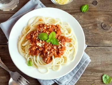 Лесни спагети със сос Болонезе и ароматен босилек