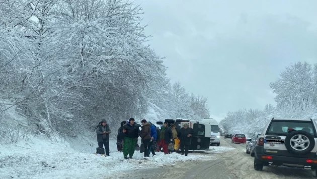 Преобърнал се микробус затруднява движението на пътя София - Варна, близо до Микре (СНИМКИ)