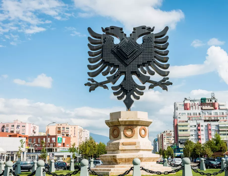 Тирана става столица на Албания
