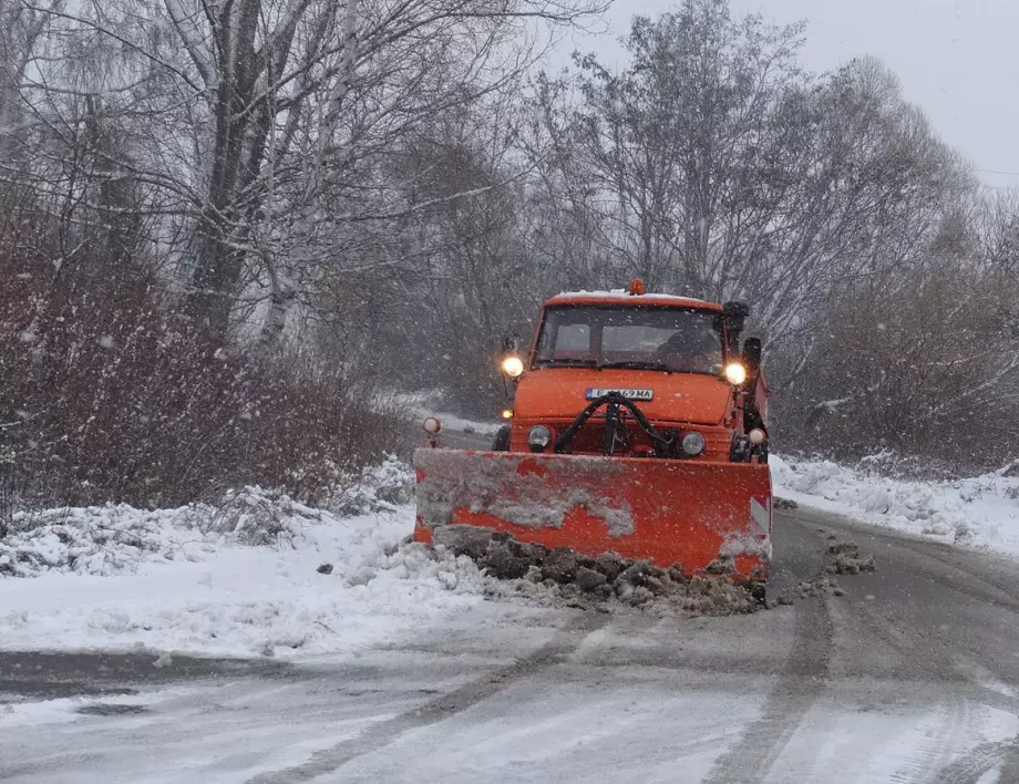 148 машини почистват София от снега