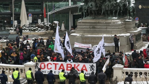 Протестиращи искат оставката на правителството пред НС (СНИМКИ)