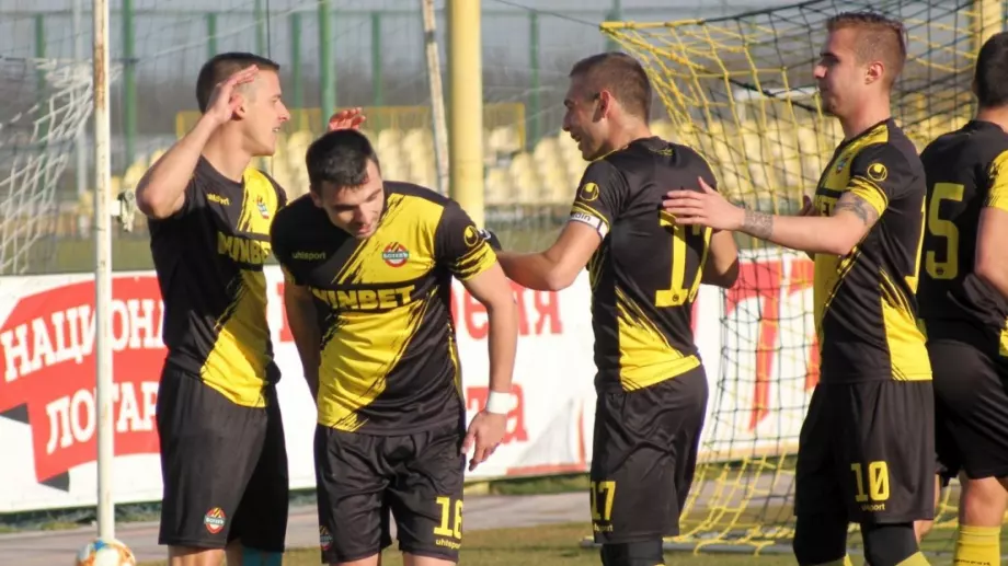 Ботев Пловдив подновява договорите на трима свои играчи