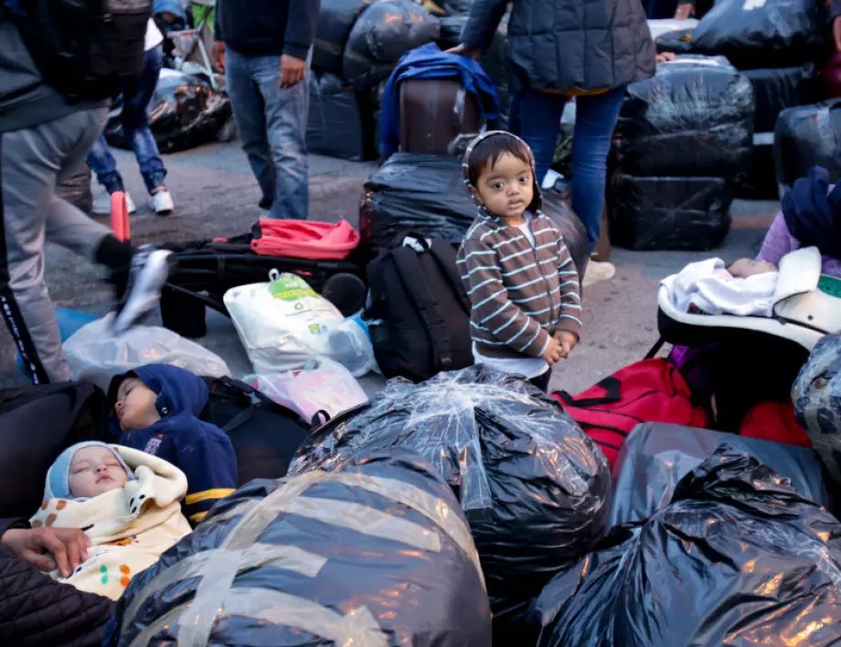 Гърция започна да мести бежанци от Лесбос 