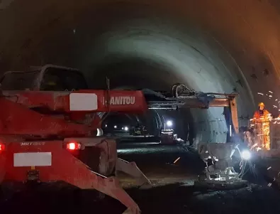 За 3 часа: Спират движението в тръбата за Варна в тунела 
