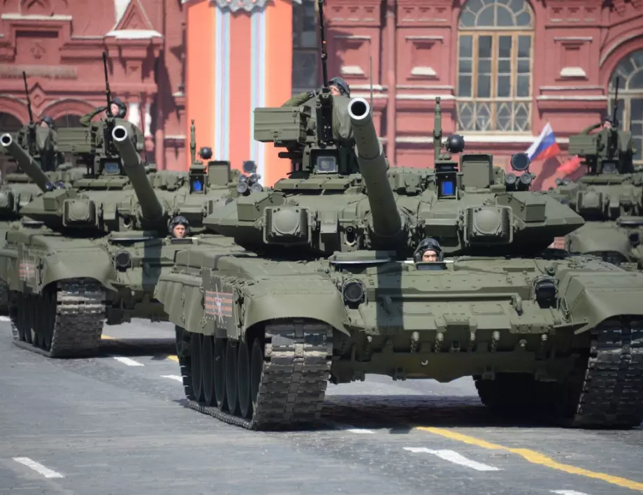 Предложение за брак в Русия - чрез сърце изписано с танкове (ВИДЕО)
