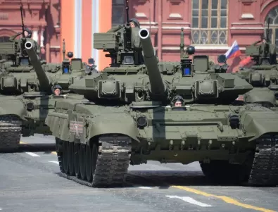 Русия праща танкове от музеите на фронта, ще й помогнат ли срещу дарените от Запада машини? (ВИДЕО)