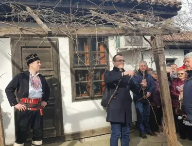 Кметът на Добрич заряза лозата в етнографския комплекс (СНИМКИ)