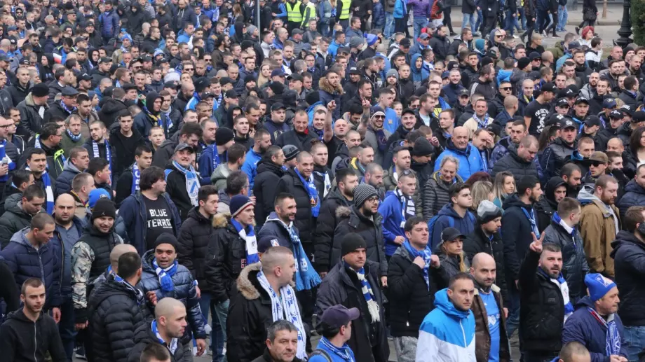 "Синьо" шествие заля центъра на София преди финала за Купата