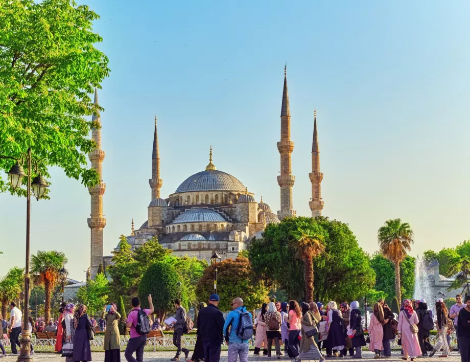 Турция забрани молитвите по джамиите поради коронавирус